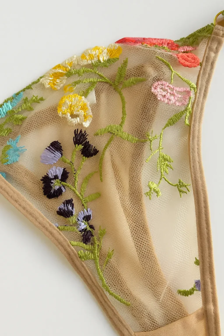 Conjunto de lencería bordado con ligueros Fenty dorado 3