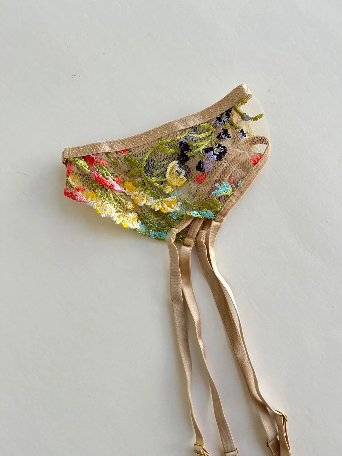 Conjunto de lencería bordado con ligueros Fenty dorado 5