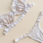 CONJUNTO DE LENCERIA CON LIGUERO THALIA BLANCO — imagen 3