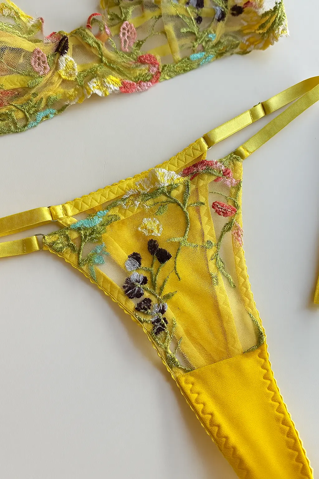 Conjunto bordado con liguero Fenty amarillo 3