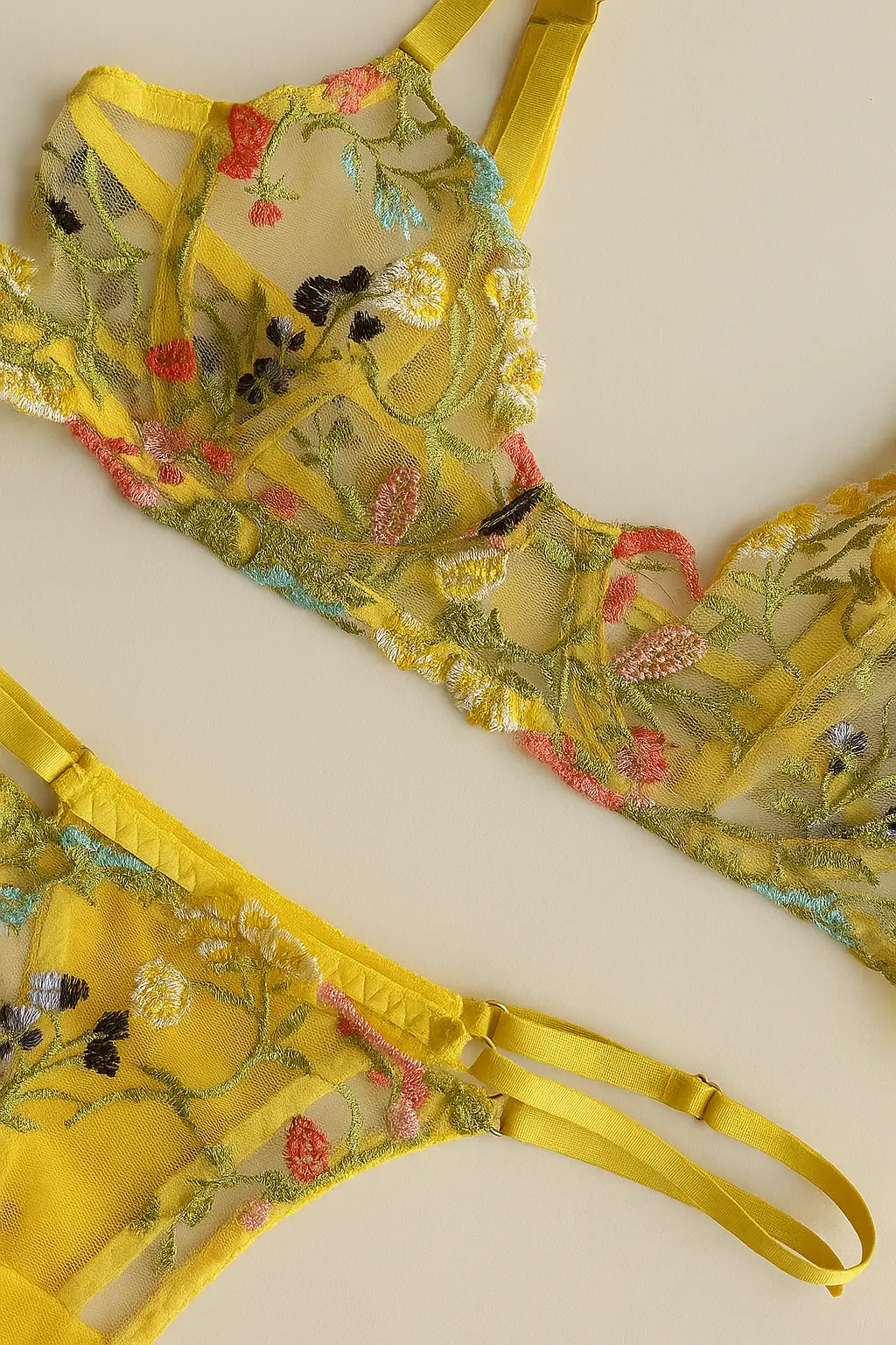Conjunto bordado con liguero Fenty amarillo — imagen 3