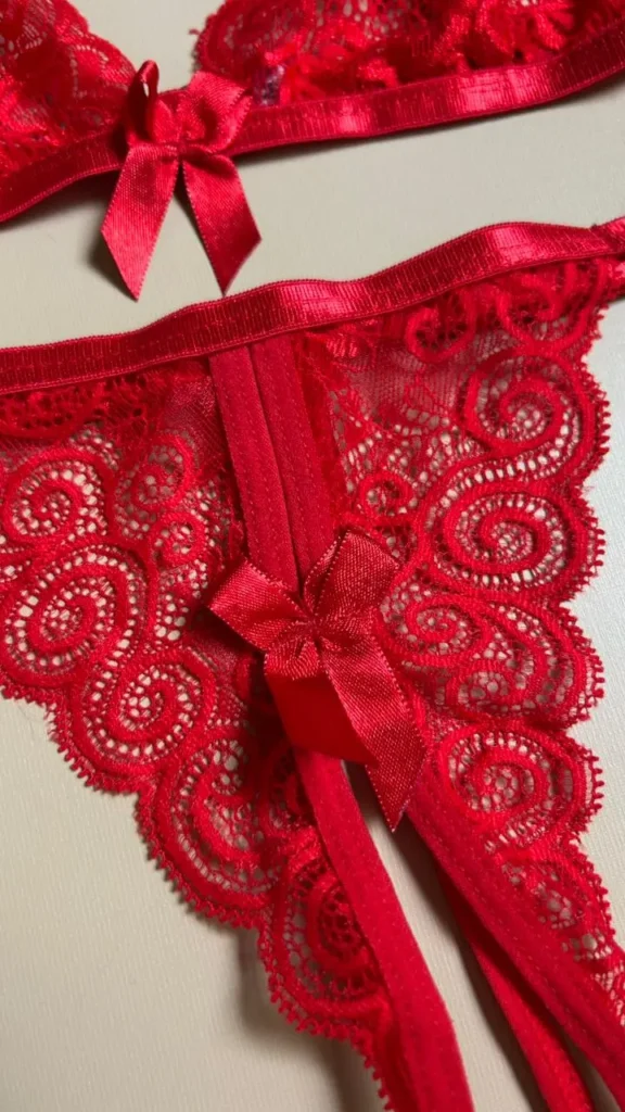 Panty tipo tanga roja de encaje con laterales ajustables colección Scarlett
