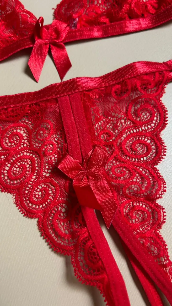 Panty tipo tanga roja de encaje con laterales ajustables colección Scarlett