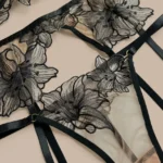 Conjunto de Lencería Nude con Bordado Floral Negro Chloe — imagen 3