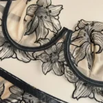 Conjunto de Lencería Nude con Bordado Floral Negro Chloe — imagen 4
