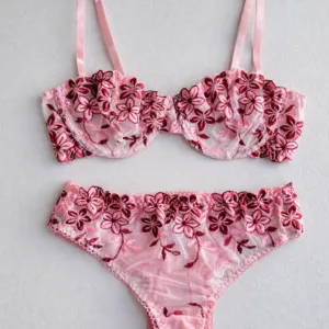Conjunto de lencería rosa con encaje floral Rosalia 4