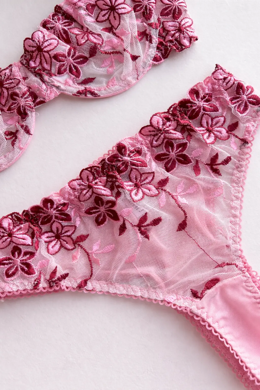 Conjunto de lencería rosa con encaje floral Rosalia 2