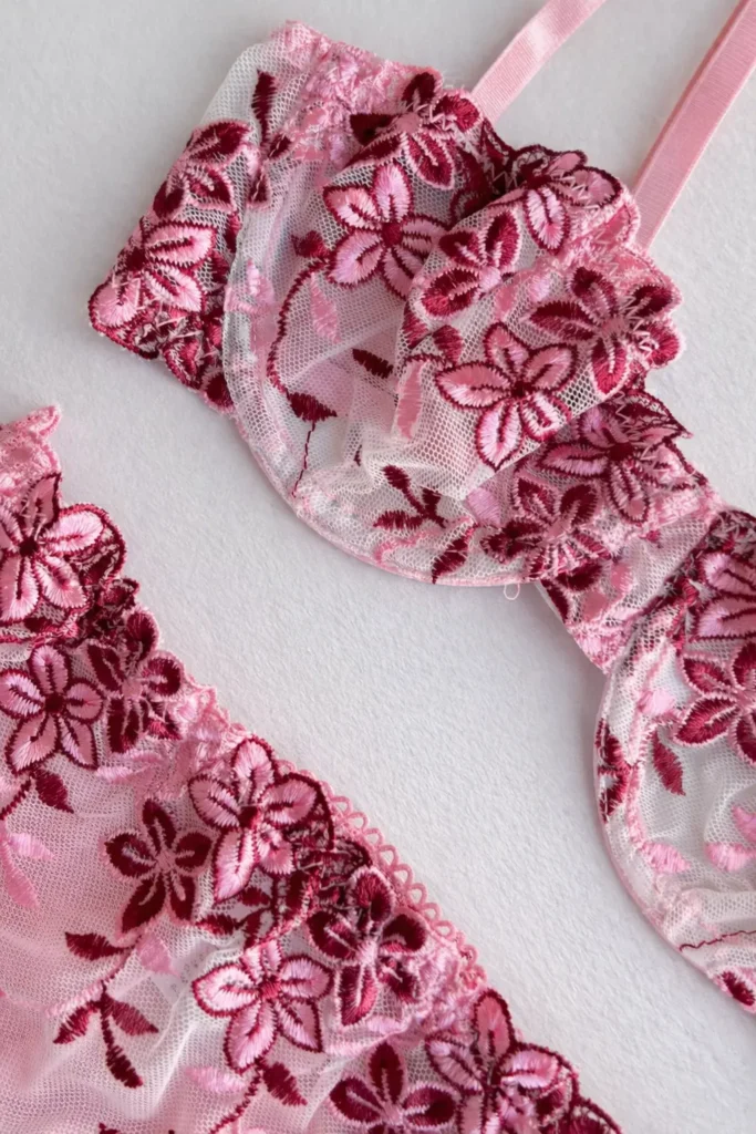 Conjunto de lencería rosa con encaje floral Rosalia 3
