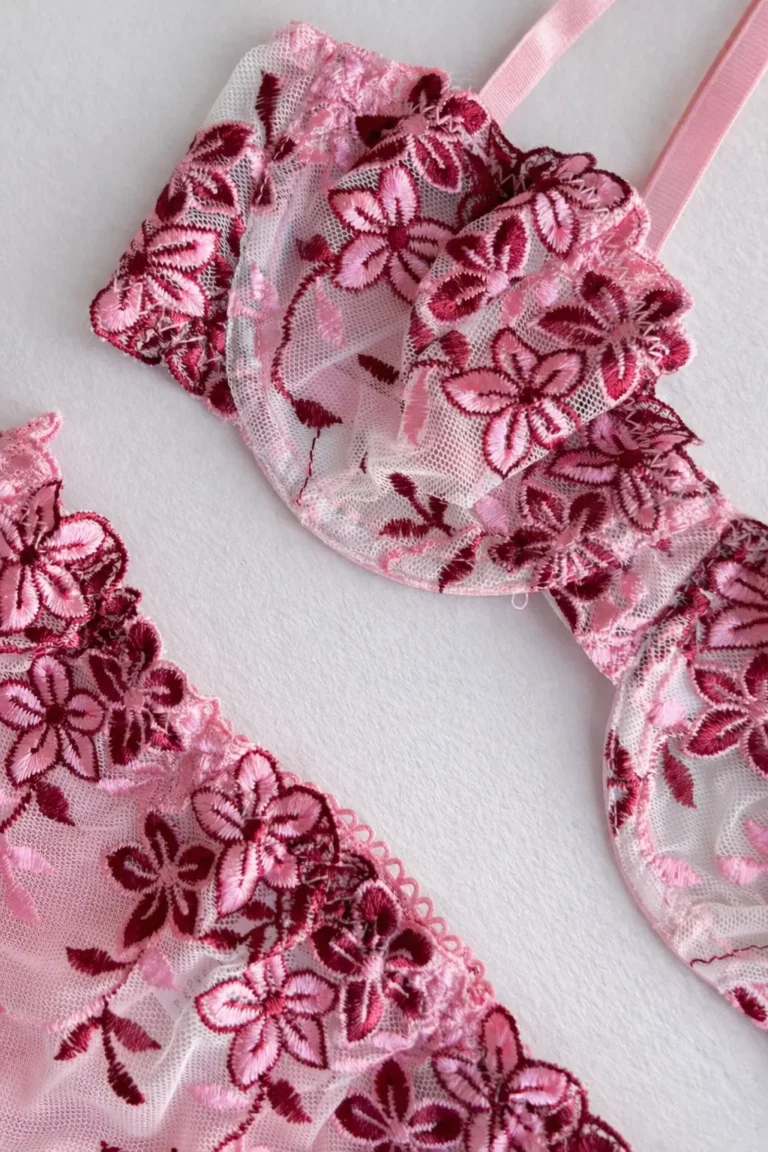 Conjunto de lencería rosa con encaje floral Rosalia 3