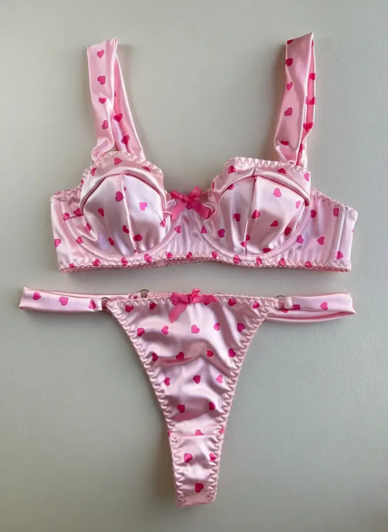 Conjunto de lencería Valentina color rosa con estampado de corazones