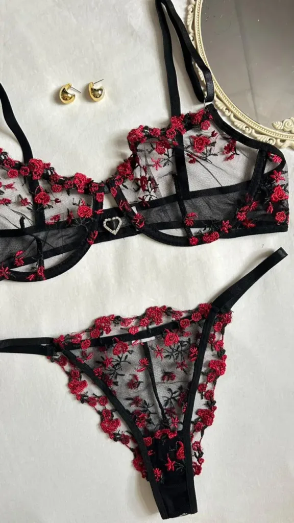 Brasier Aitana con tiras cruzadas y bordado floral rojo sobre malla negra