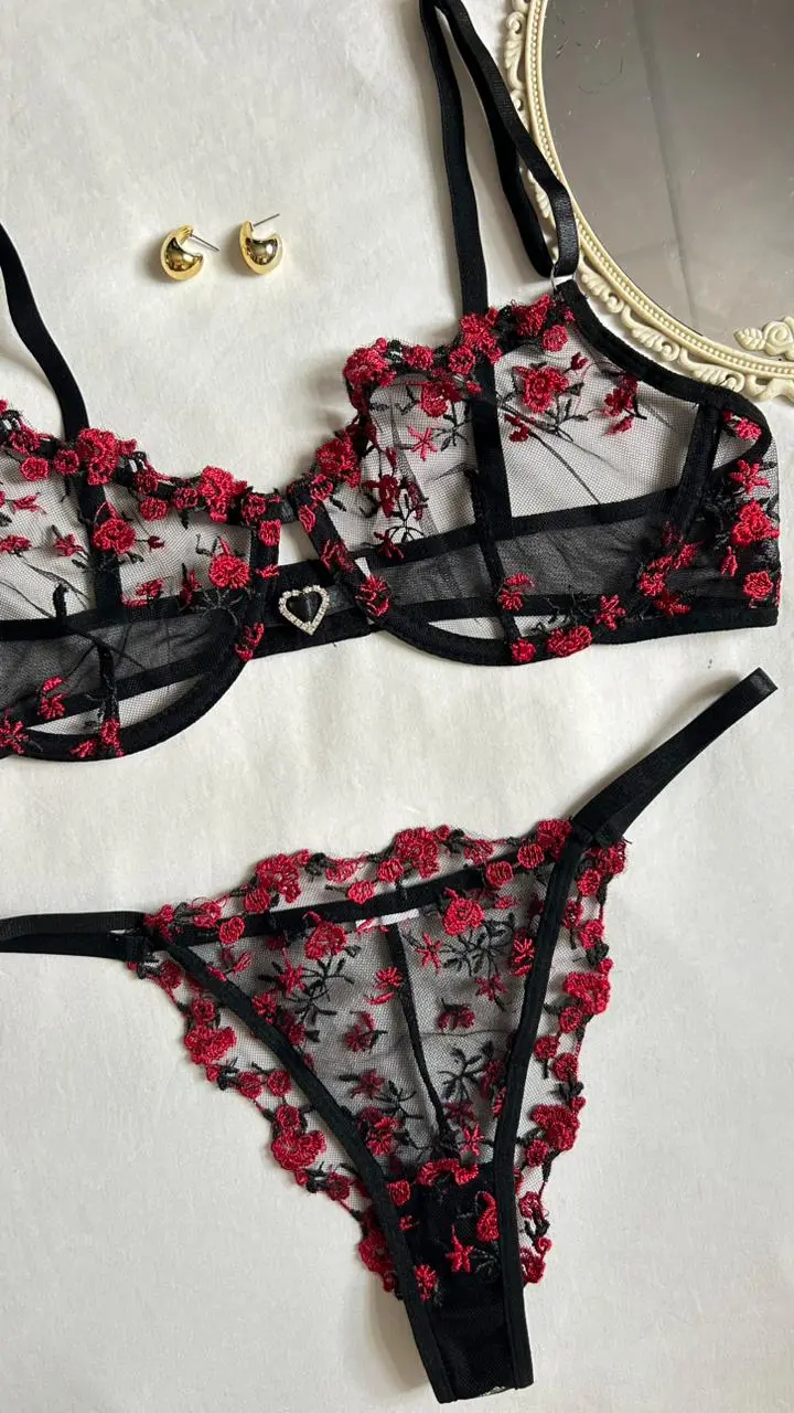 Brasier Aitana con tiras cruzadas y bordado floral rojo sobre malla negra