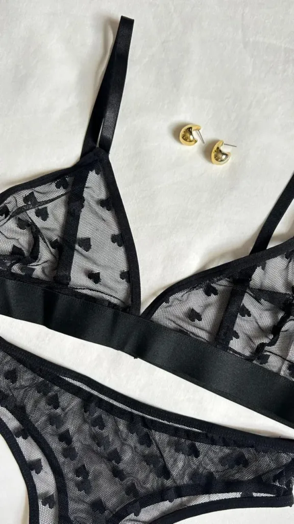 Brasier Alexa tipo bralette en malla negra con corazones