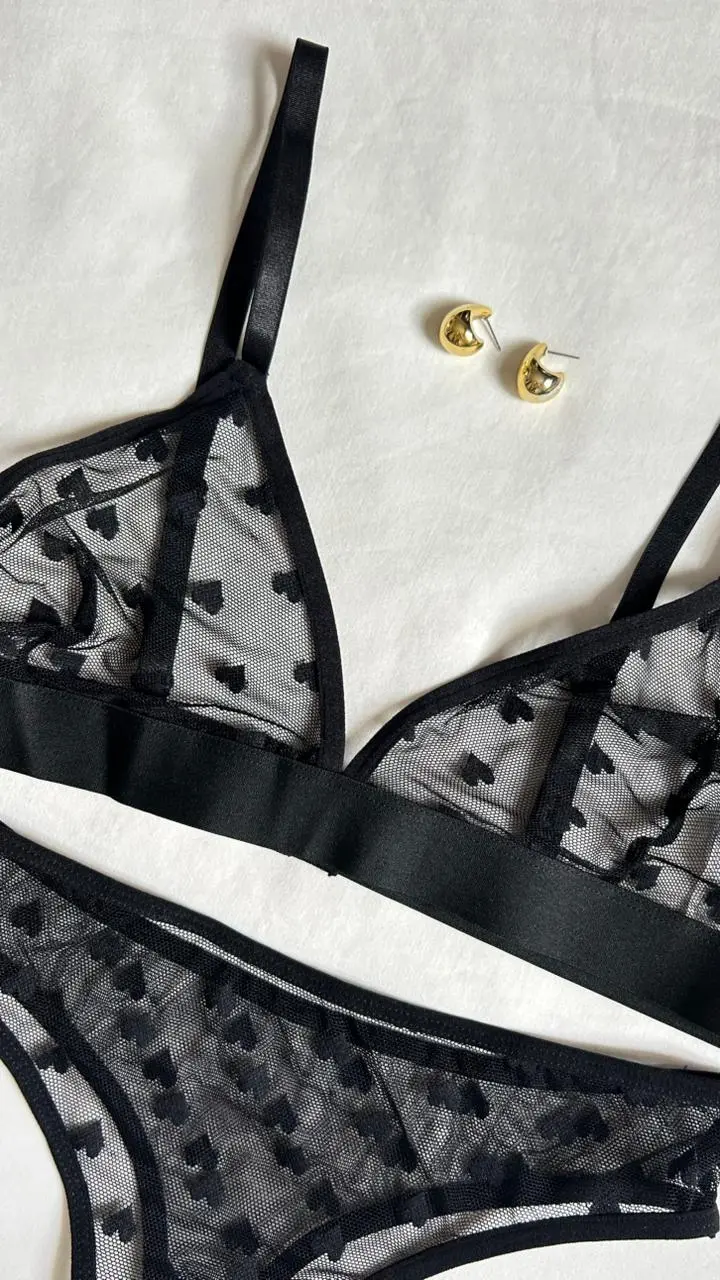 Brasier Alexa tipo bralette en malla negra con corazones