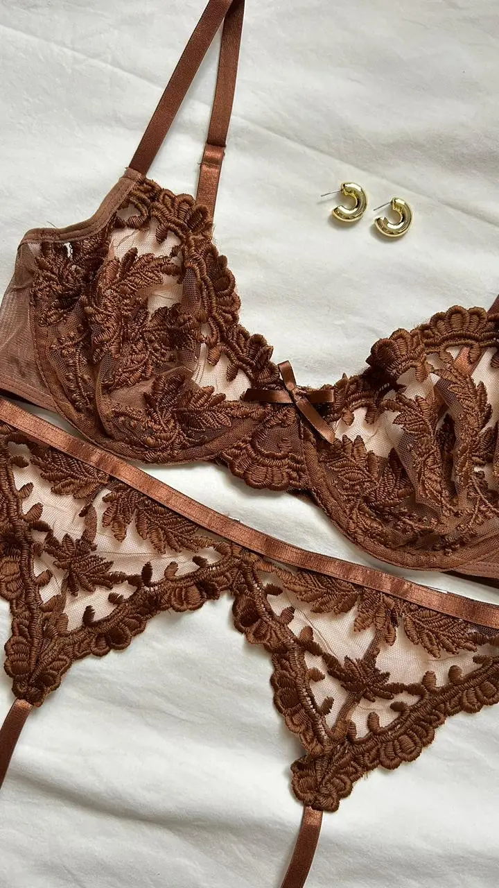 Brasier del conjunto de lencería Ámbar con detalles de encaje bordado