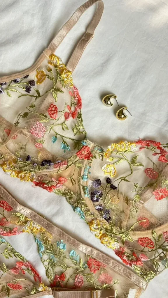 Brasier con aro Fenty en malla nude con bordado floral y tirantes dorados