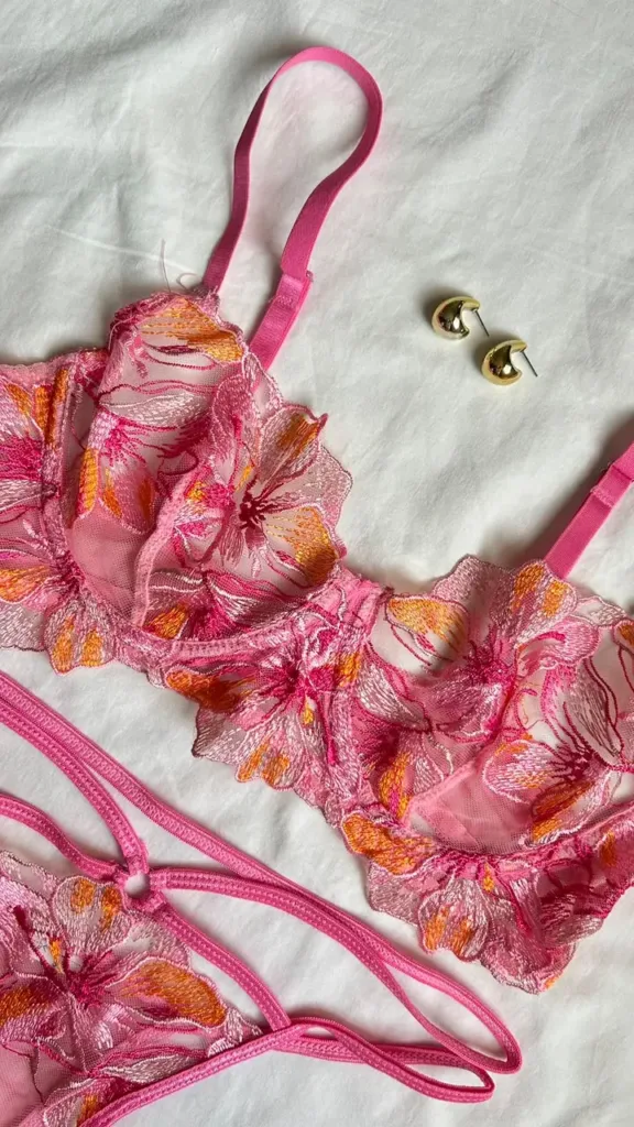 Brasier con aro Adara en malla rosada con bordado floral y borde en forma de pétalos