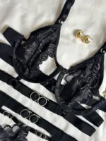 Conjunto de lencería Atenea tipo arnés negro con ligueros — imagen 2
