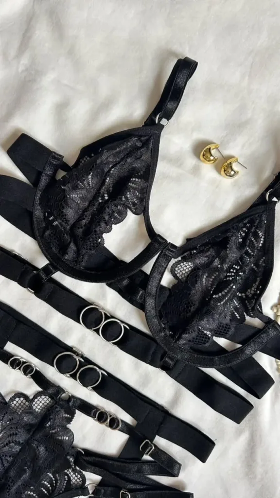 Brasier Atenea tipo arnés en encaje negro con tiras y anillos metálicos