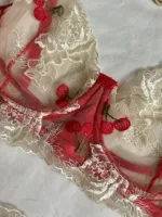 Conjunto de lencería Cherry con bordado floral y cerezas — imagen 4