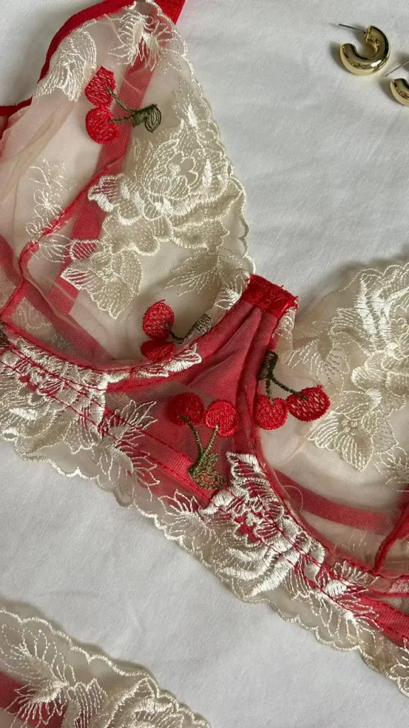 Brasier Cherry en rojo con bordado floral y detalle de cerezas