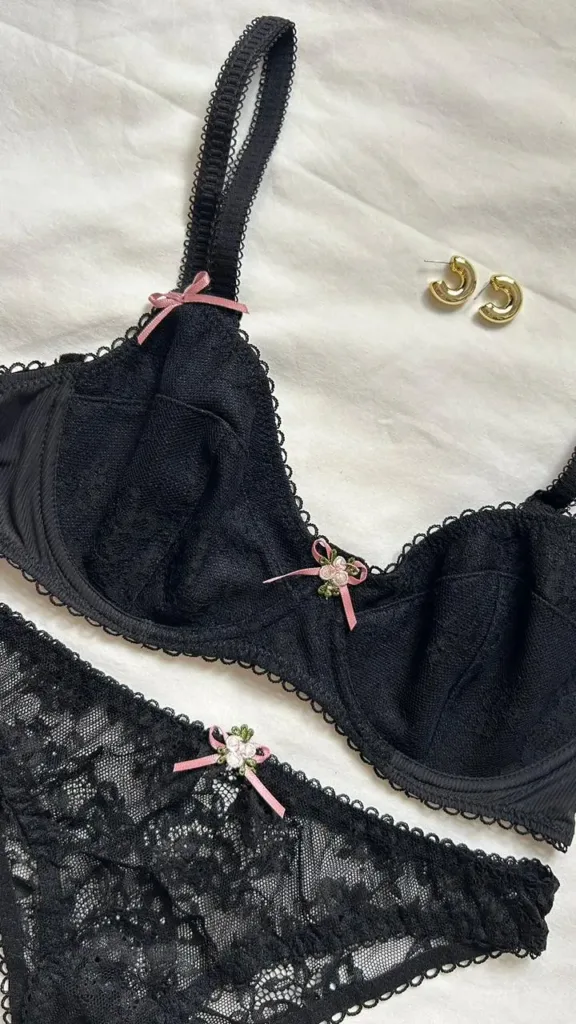 Brasier Darla tipo balconet negro en encaje floral con varillas y borde ondulado