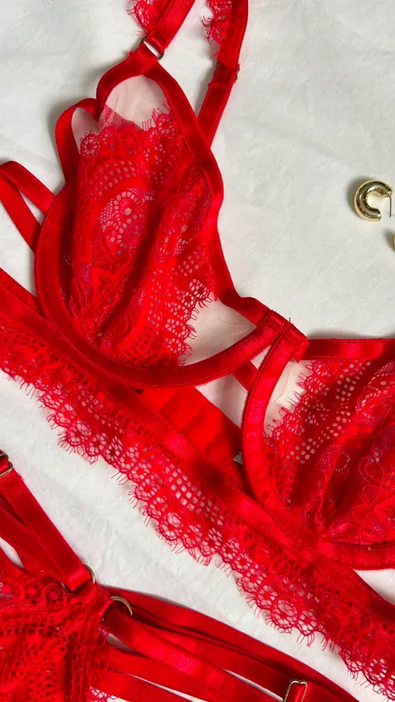 Brasier de encaje rojo Kata con tirantes regulables