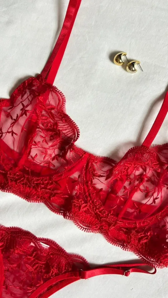 Brasier Holly tipo balconet en encaje floral rojo con varillas