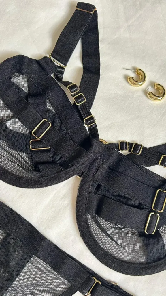 Brasier Kendal tipo arnés con tiras cruzadas y hebillas doradas