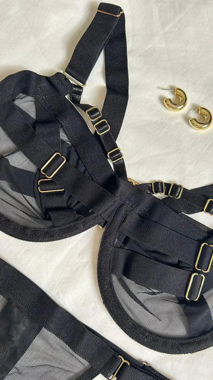 Brasier Kendal tipo arnés con tiras cruzadas y hebillas doradas