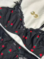 Conjunto de lencería Greta negra con bordados de fresas — imagen 2