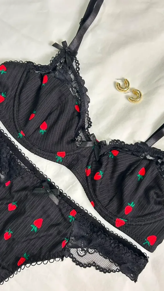 Brasier negro Greta con bordados de fresas y detalles de encaje