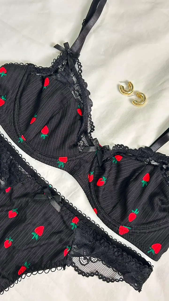 Brasier negro Greta con bordados de fresas y detalles de encaje