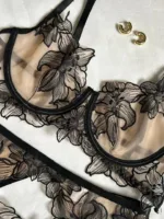 Conjunto de lencería nude Chloe con bordado floral negro — imagen 2