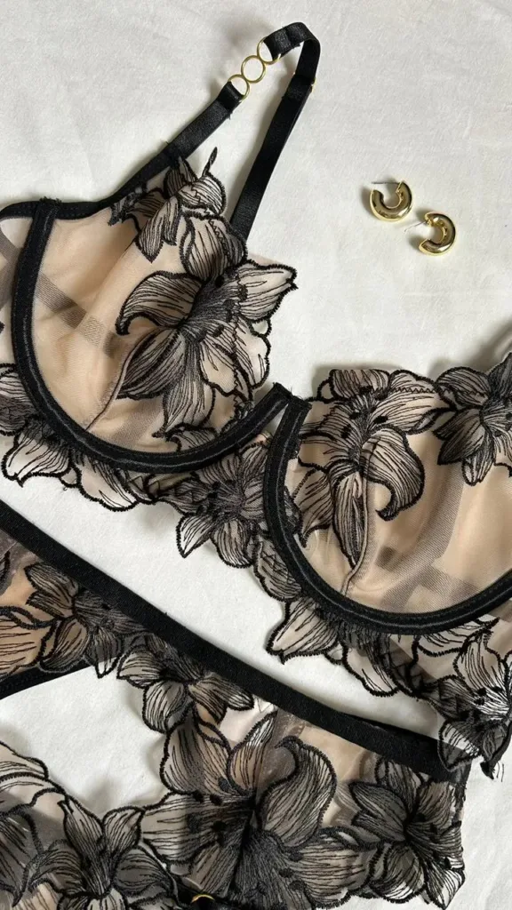 Brasier nude Chloe con aro y bordado floral negro