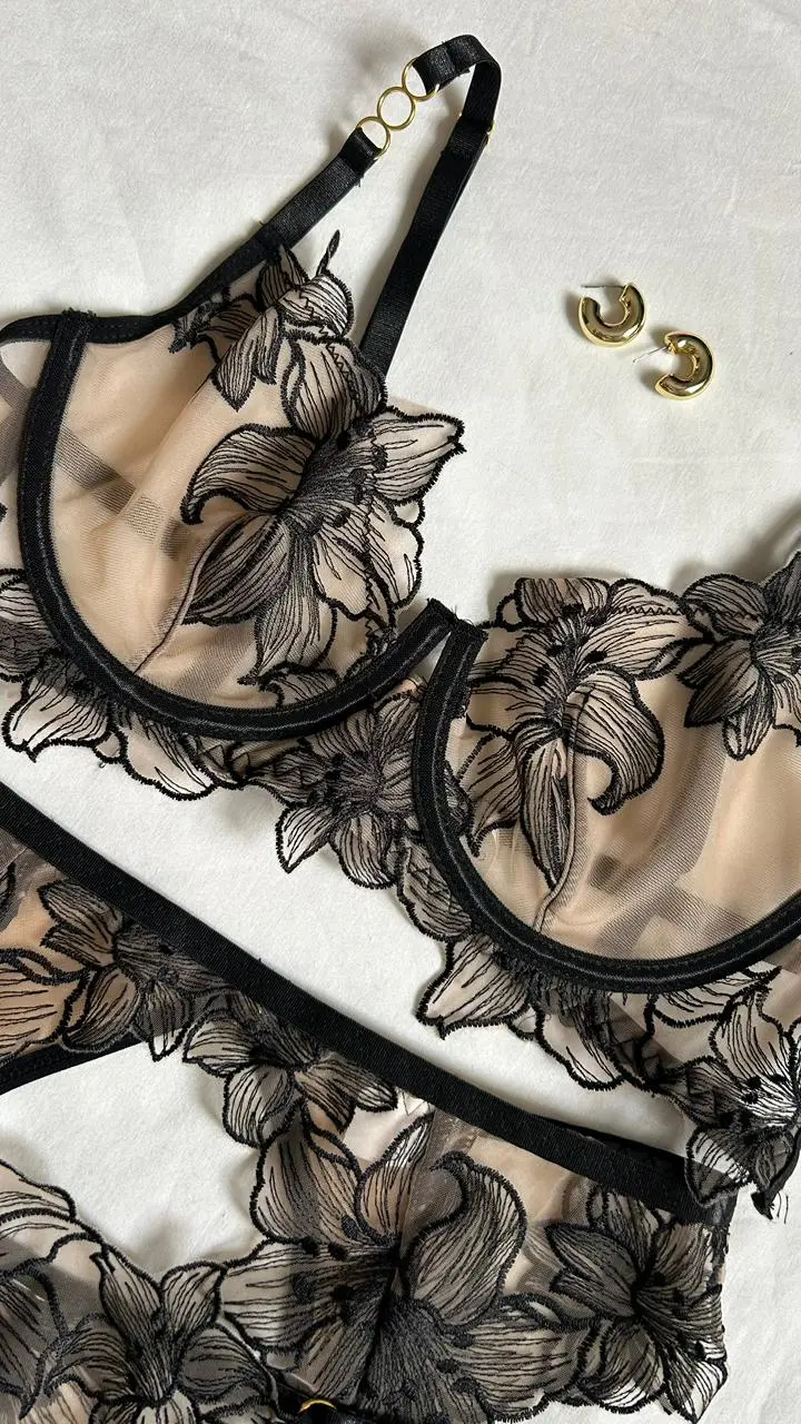 Brasier nude Chloe con aro y bordado floral negro