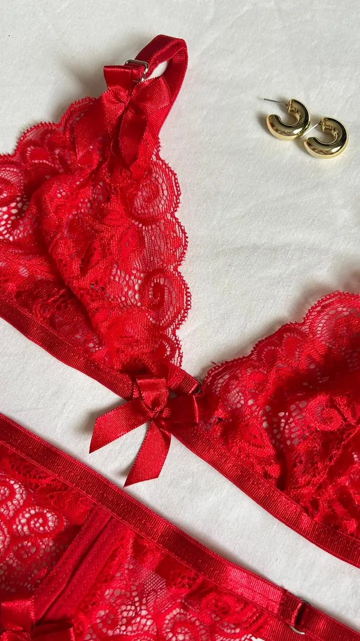 Brasier Scarlett triangular en encaje rojo transparente con lazo satinado
