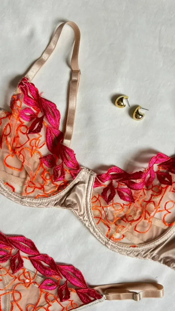 Brasier Serena tipo balconet nude con bordado multicolor y aro