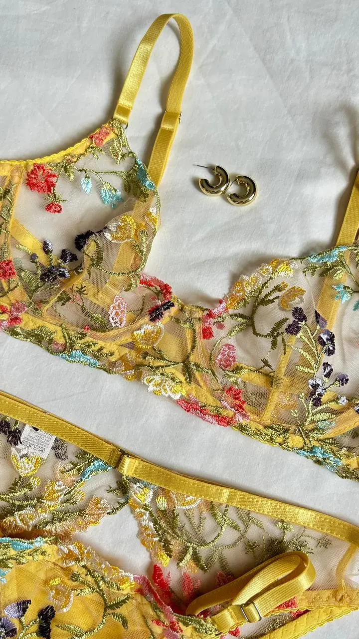 Brasier triangular Fenty en encaje amarillo con bordado floral multicolor