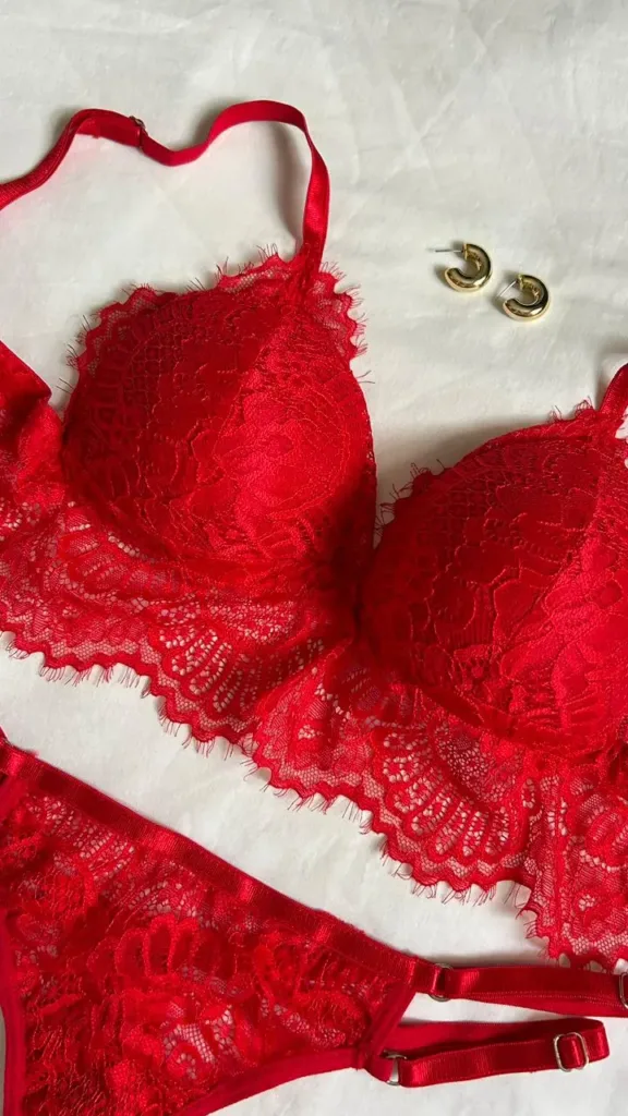 Brasier triangular rojo Julieta con tirantes tipo halter