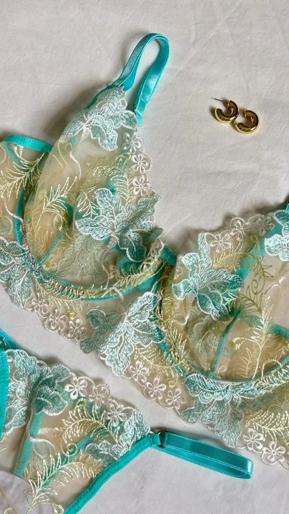 Brasier turquesa Salome con bordados florales y malla transparente