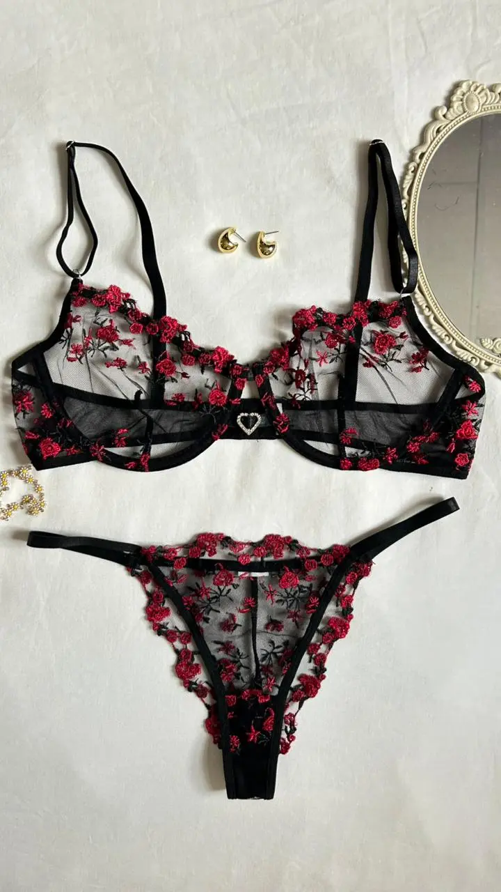 Conjunto Aitana en malla negra con bordado floral rojo y detalle de corazón