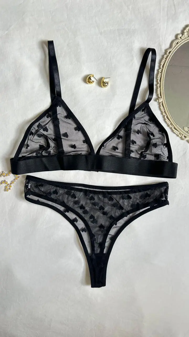 Conjunto Alexa en malla negra transparente con estampado de corazones