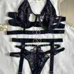 Conjunto de lencería Atenea tipo arnés negro con ligueros