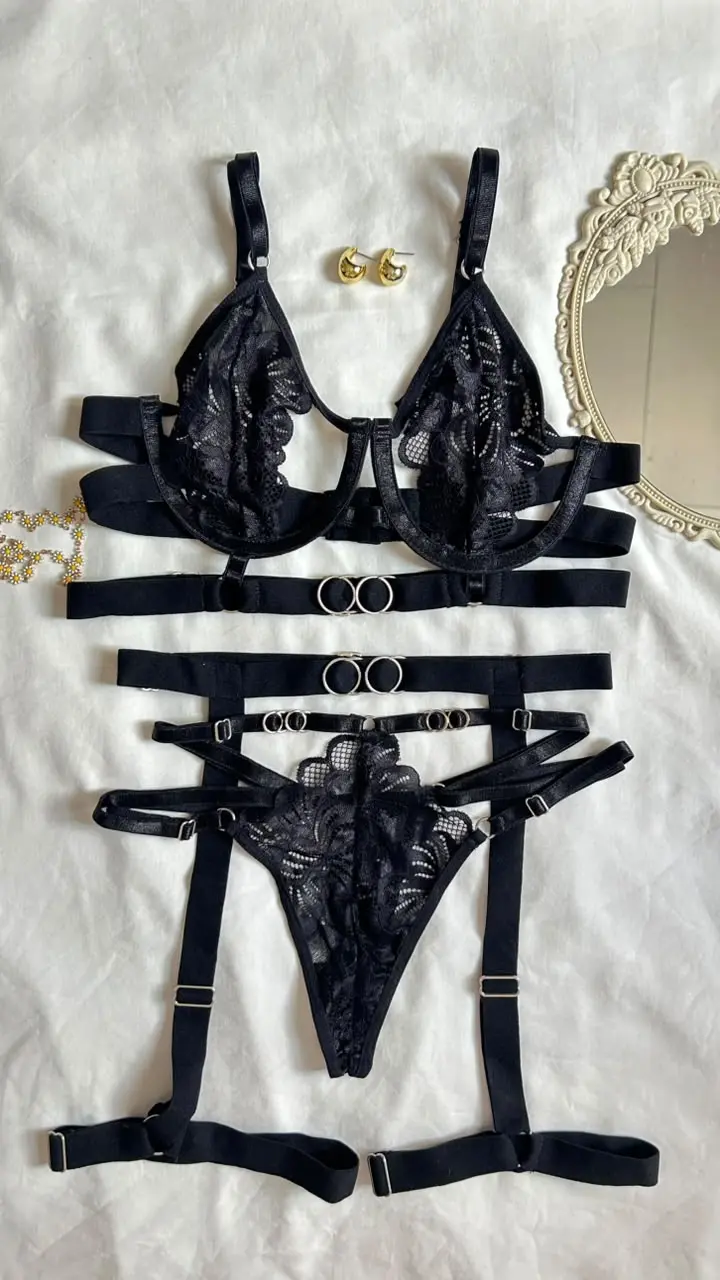 Conjunto de lencería Atenea tipo arnés negro con ligueros