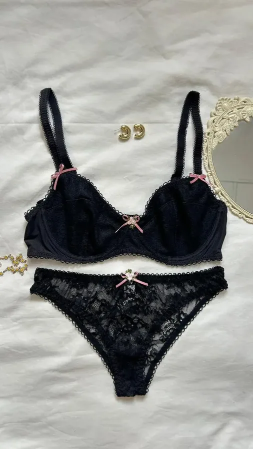 Conjunto Darla en encaje floral con lazos