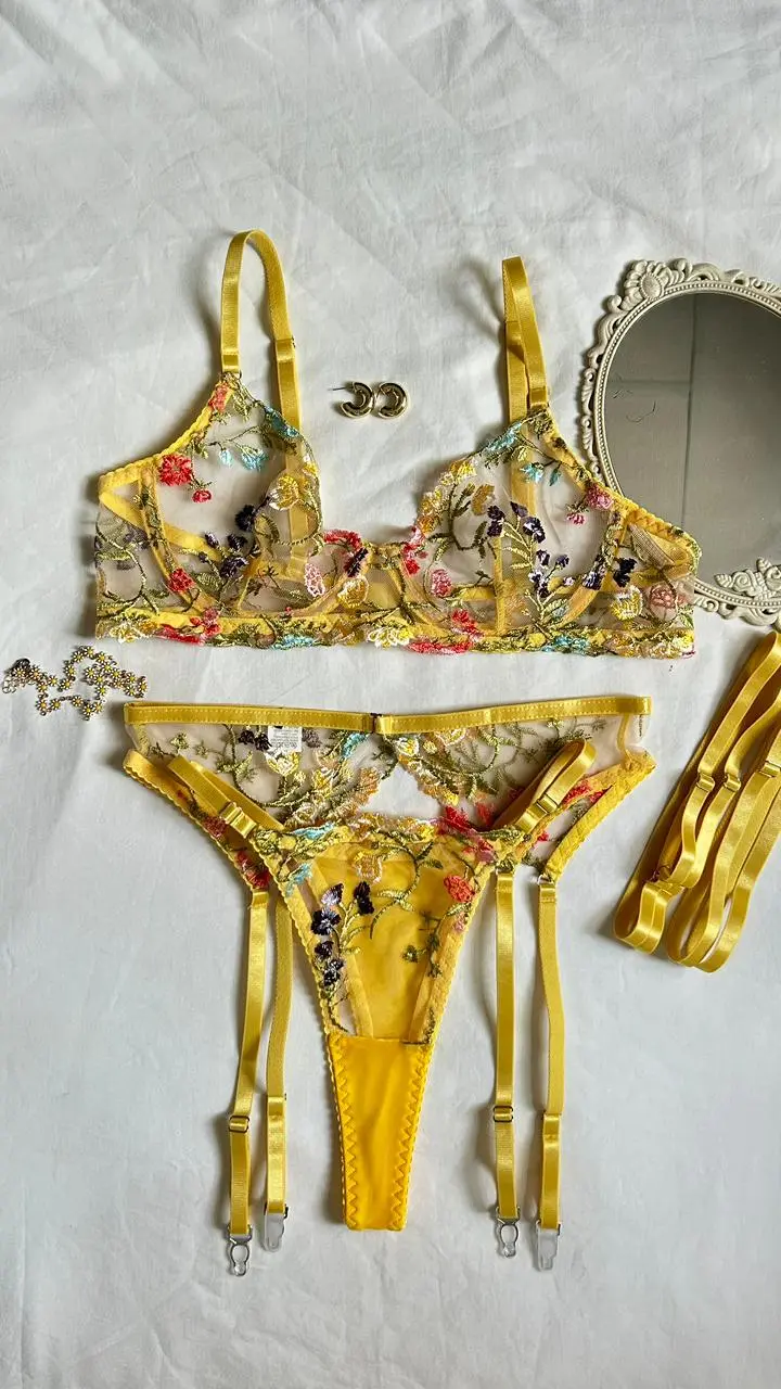 Conjunto Fenty amarillo en encaje bordado floral con liguero