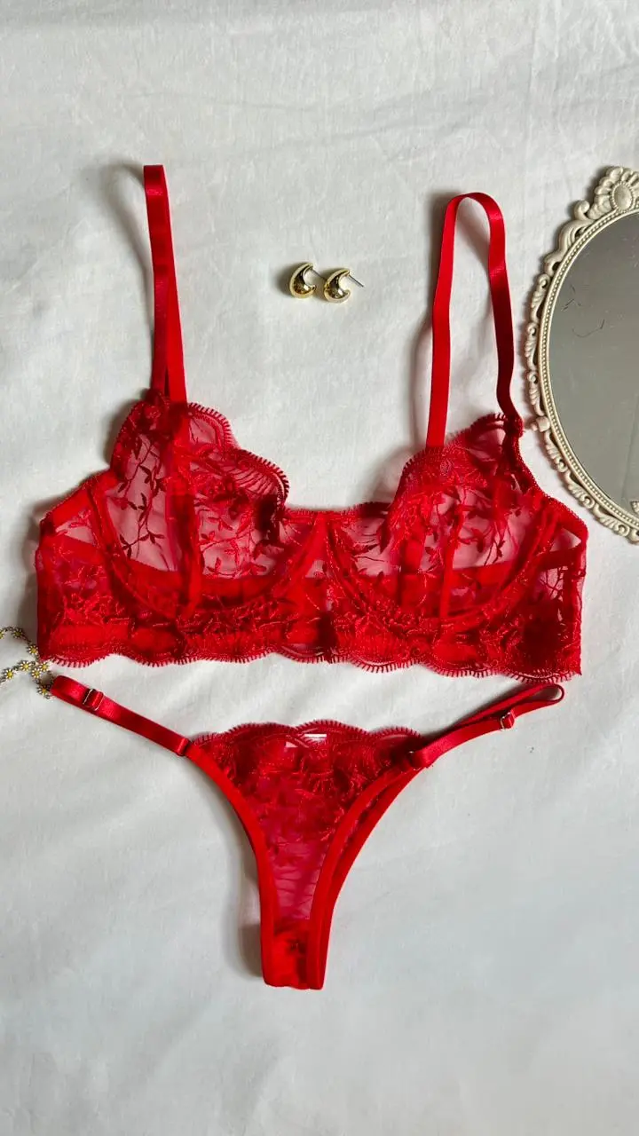 Conjunto Holly en encaje floral rojo con borde ondulado
