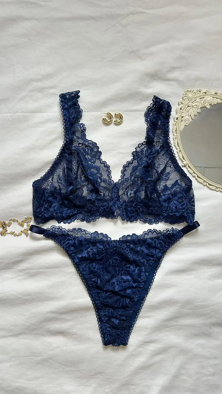 Conjunto de lencería azul rey Nina con brasier bralette y panty de encaje floral