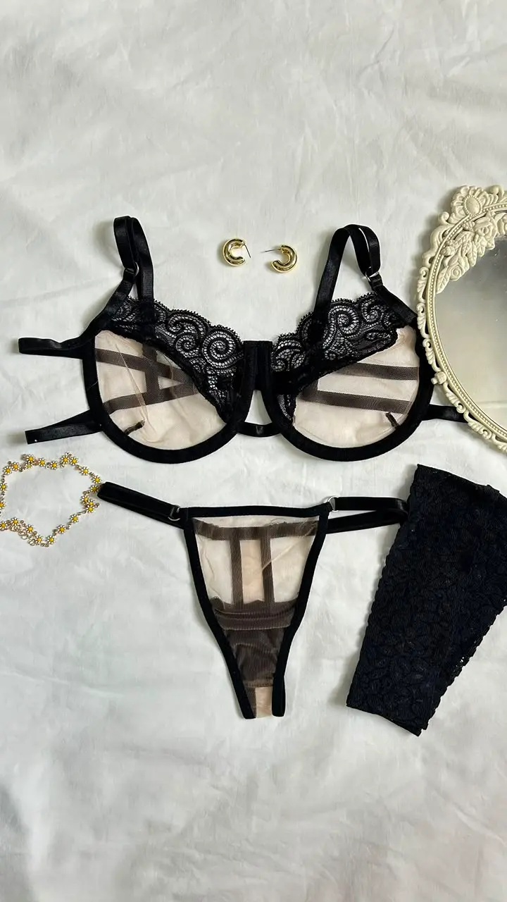 Conjunto de lencería Bonnie con encaje y malla translúcida